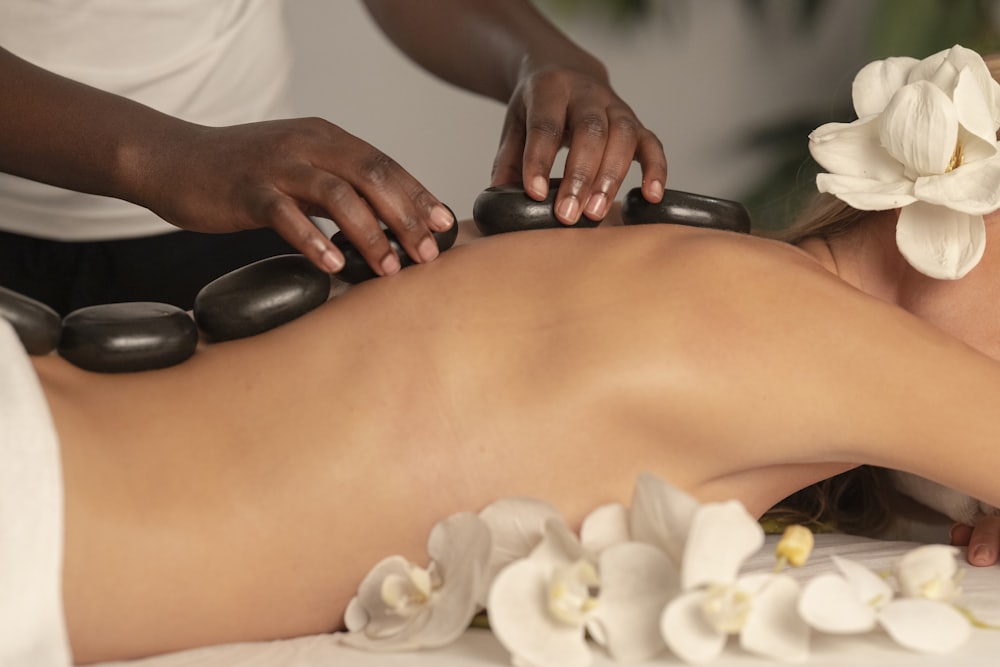 Massage mit warmen Steinen